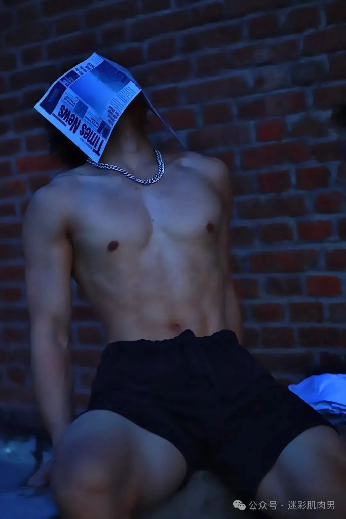 郑州体院 21 的男大体育生洗澡自拍太顶啦,长的不得了! 郑州体院 21 的男大体育生洗澡自拍太顶啦,长的不得了!