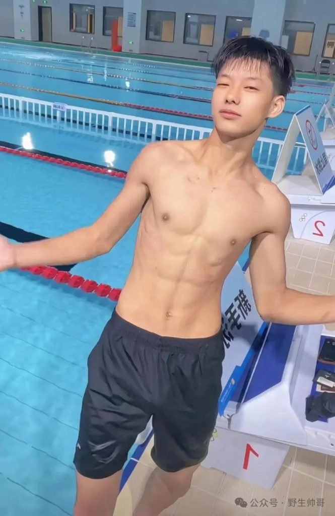 训练室穿紧身裤的野生小哥，实力强大长的太凸显啦！