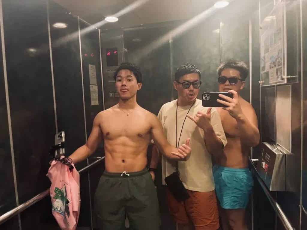 黑皮网红小哥的瓜都吃了吗?没想到被网友扒了...... 黑皮网红小哥的瓜都吃了吗?没想到被网友扒了......