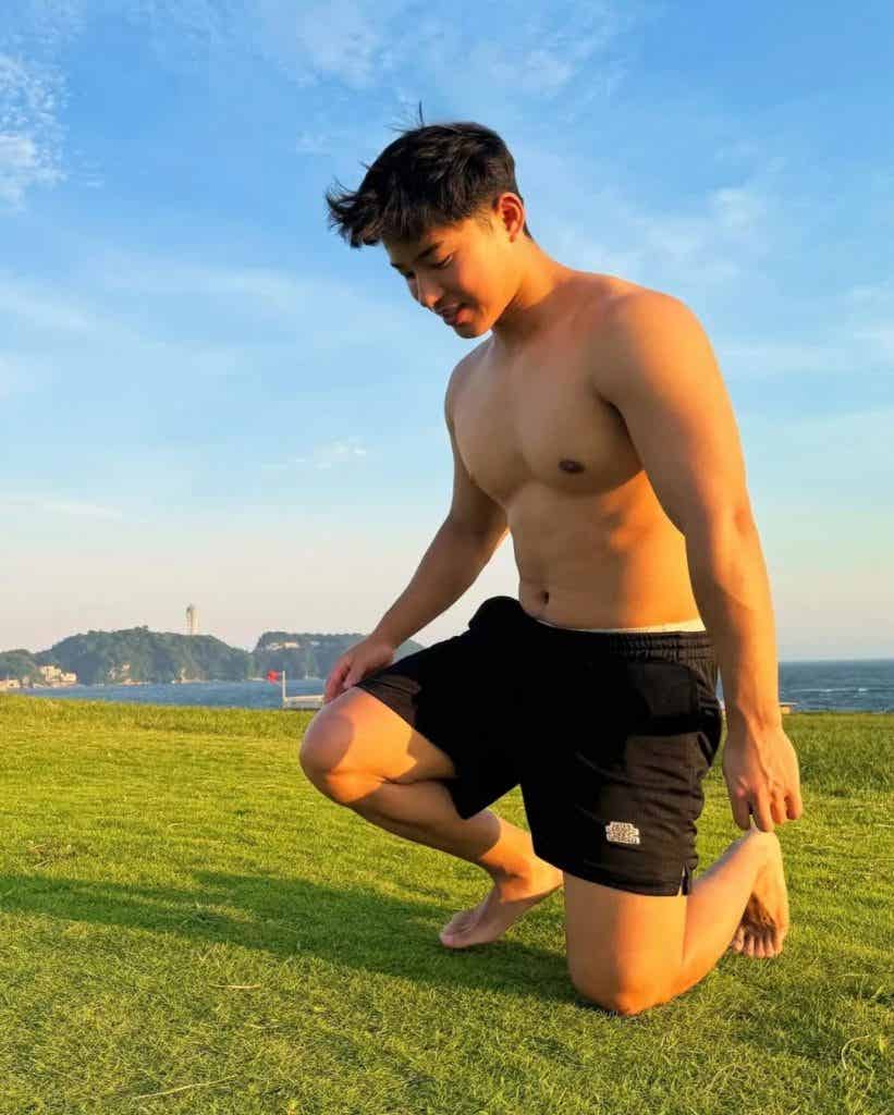 黑皮网红小哥的瓜都吃了吗?没想到被网友扒了...... 黑皮网红小哥的瓜都吃了吗?没想到被网友扒了......