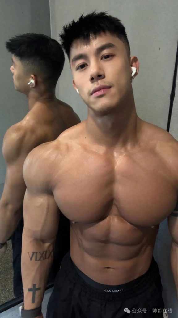 张力刻满肌肉的黑皮腹肌壮男,双开门筋肉身材太顶了! 张力刻满肌肉的黑皮腹肌壮男,双开门筋肉身材太顶了!