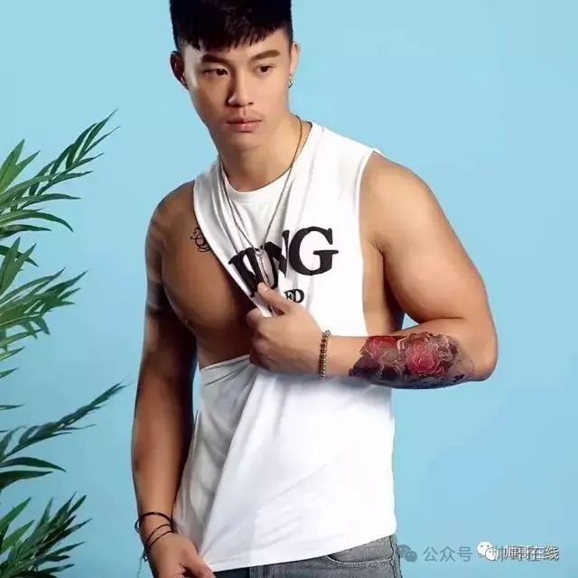 张力刻满肌肉的黑皮腹肌壮男,双开门筋肉身材太顶了! 张力刻满肌肉的黑皮腹肌壮男,双开门筋肉身材太顶了!