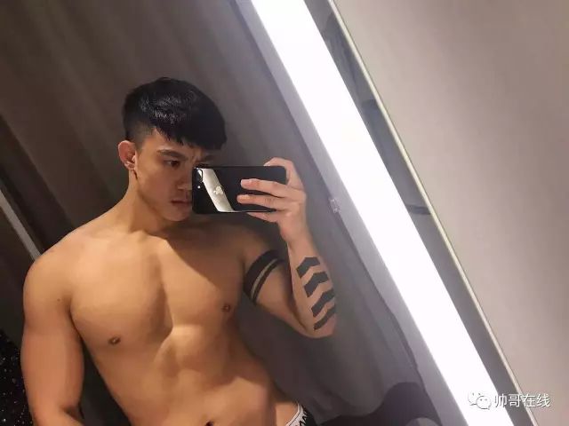 张力刻满肌肉的黑皮腹肌壮男,双开门筋肉身材太顶了! 张力刻满肌肉的黑皮腹肌壮男,双开门筋肉身材太顶了!