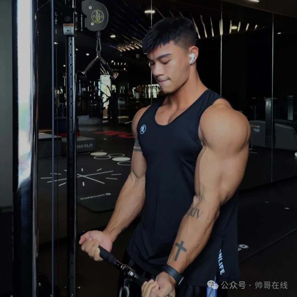 张力刻满肌肉的黑皮腹肌壮男,双开门筋肉身材太顶了! 张力刻满肌肉的黑皮腹肌壮男,双开门筋肉身材太顶了!