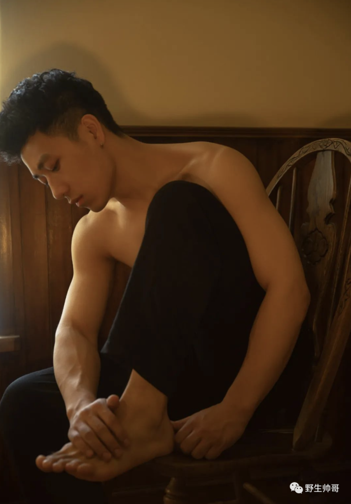 荷尔蒙满满的，肌肉帅哥体育生