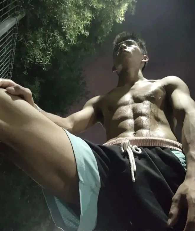 黑皮体育生硬邦邦的六块腹肌！