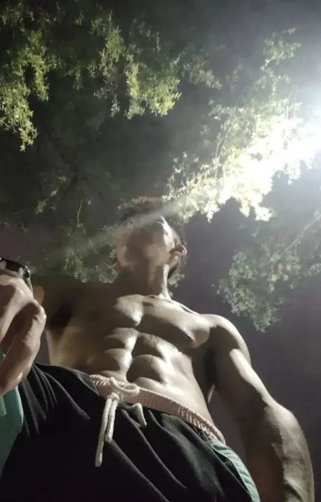 黑皮体育生硬邦邦的六块腹肌！