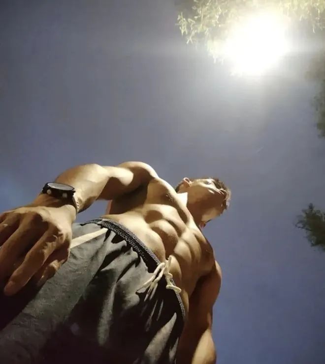 黑皮体育生硬邦邦的六块腹肌！