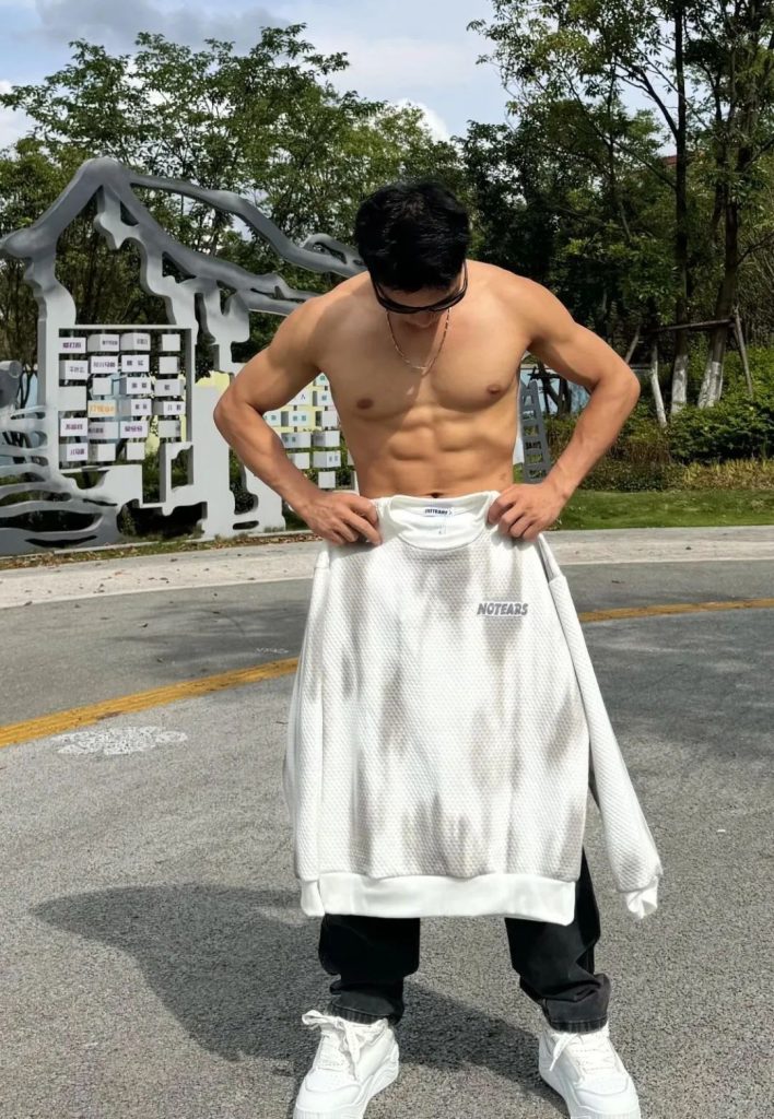 黑皮体育生硬邦邦的六块腹肌！