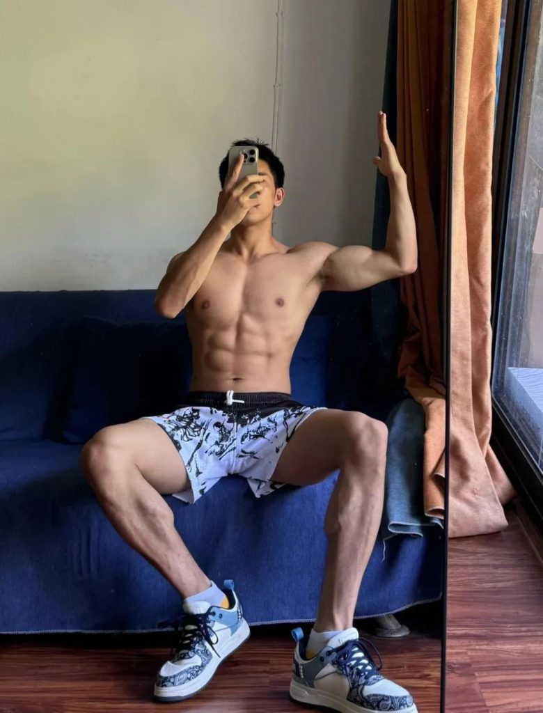 黑皮体育生硬邦邦的六块腹肌！