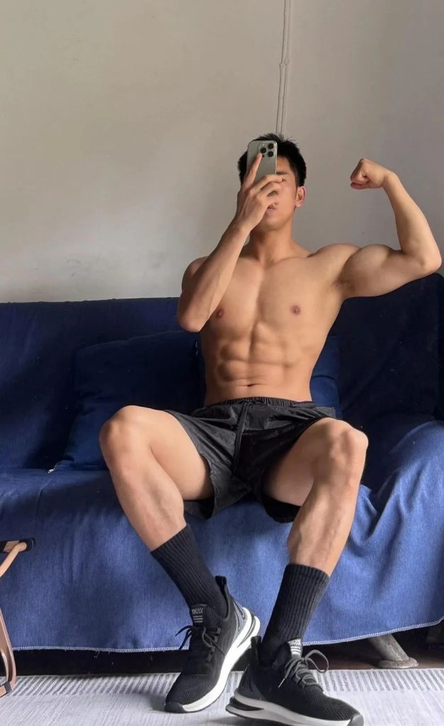 黑皮体育生硬邦邦的六块腹肌！