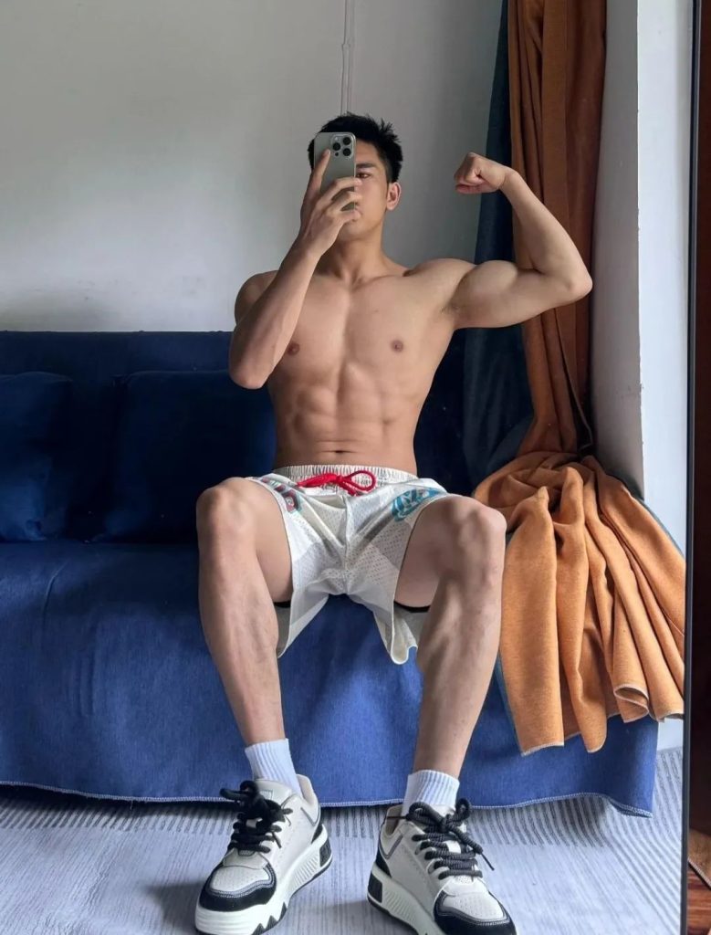 黑皮体育生硬邦邦的六块腹肌！