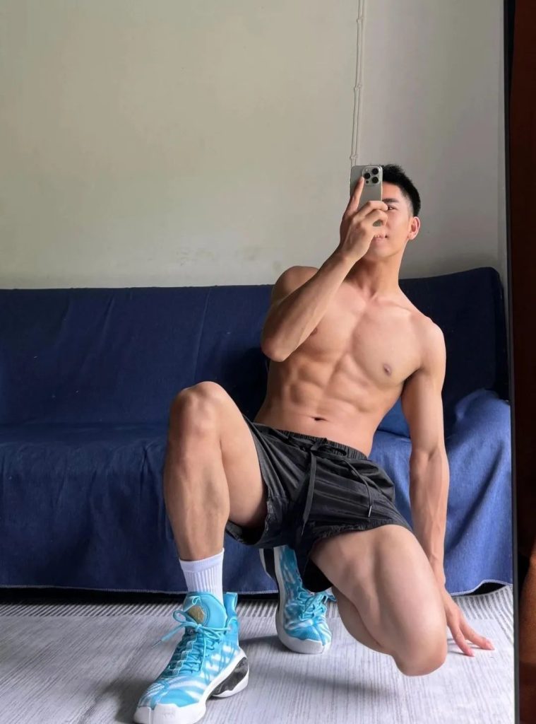 黑皮体育生硬邦邦的六块腹肌！