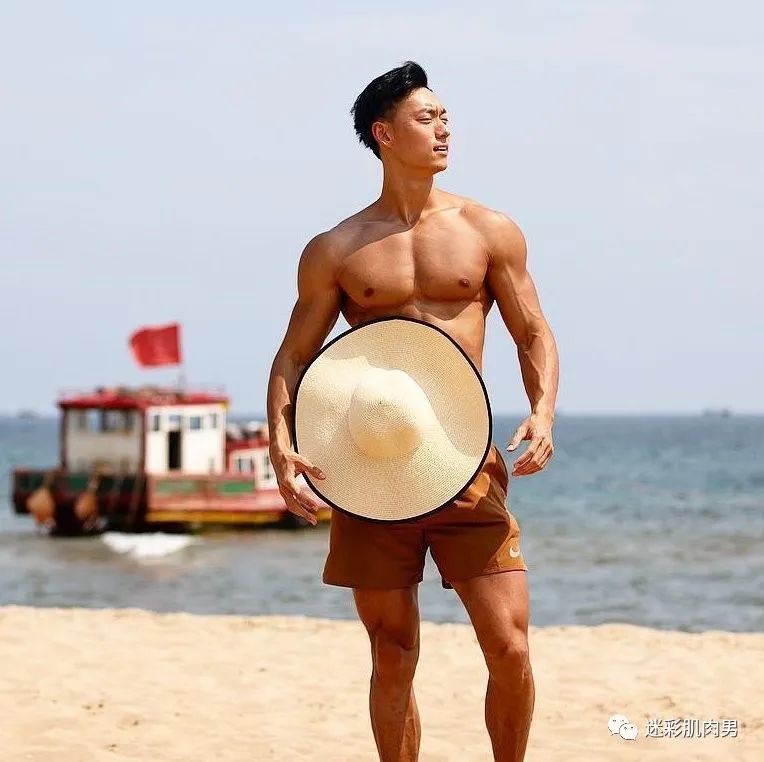 船上穿太短的腹肌男空挡?大长腿看的不淡定! 船上穿太短的腹肌男空挡?大长腿看的不淡定!