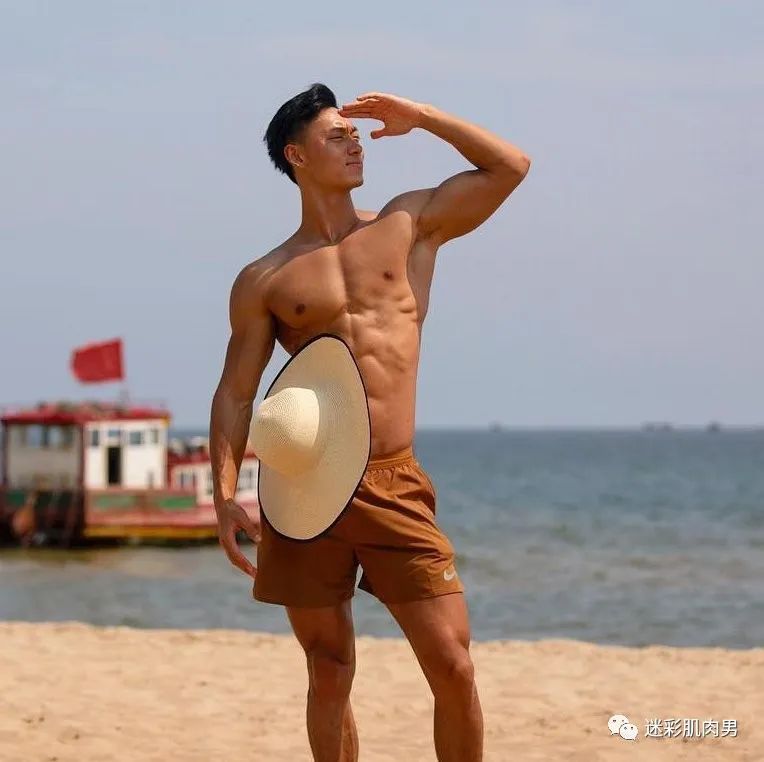 船上穿太短的腹肌男空挡?大长腿看的不淡定! 船上穿太短的腹肌男空挡?大长腿看的不淡定!