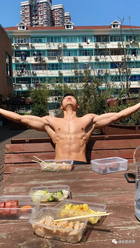 船上穿太短的腹肌男空挡?大长腿看的不淡定! 船上穿太短的腹肌男空挡?大长腿看的不淡定!