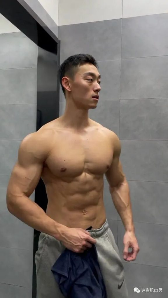 船上穿太短的腹肌男空挡?大长腿看的不淡定! 船上穿太短的腹肌男空挡?大长腿看的不淡定!