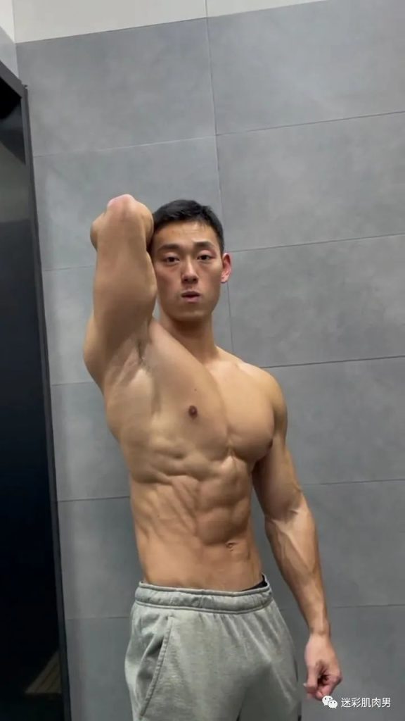 船上穿太短的腹肌男空挡?大长腿看的不淡定! 船上穿太短的腹肌男空挡?大长腿看的不淡定!