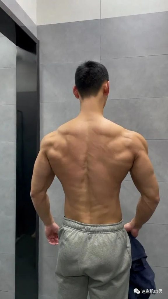 船上穿太短的腹肌男空挡?大长腿看的不淡定! 船上穿太短的腹肌男空挡?大长腿看的不淡定!