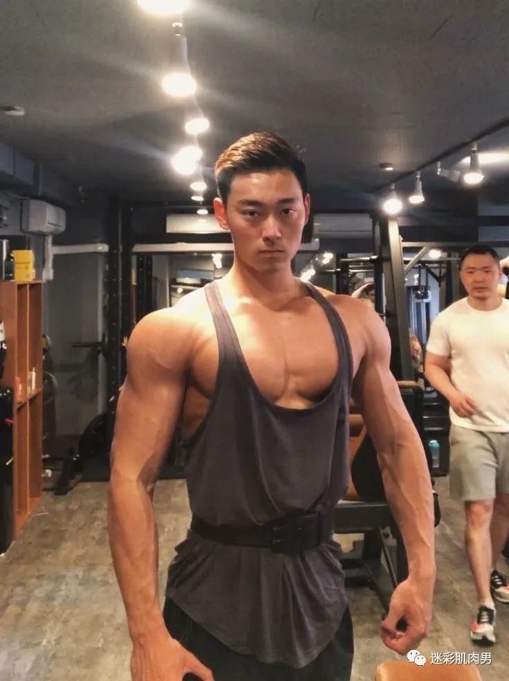 船上穿太短的腹肌男空挡?大长腿看的不淡定! 船上穿太短的腹肌男空挡?大长腿看的不淡定!