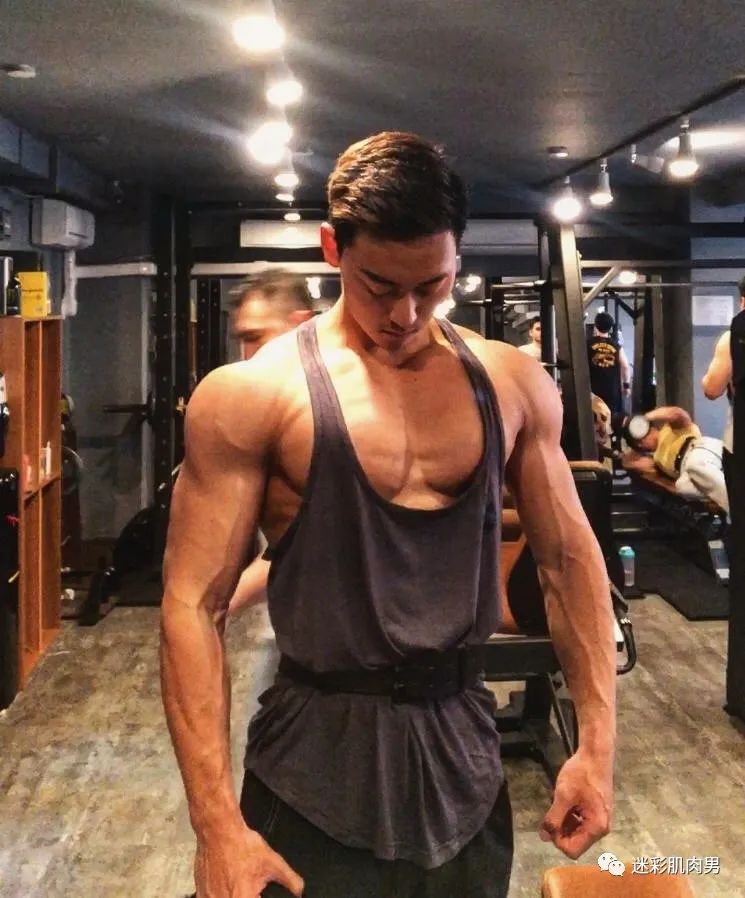 船上穿太短的腹肌男空挡?大长腿看的不淡定! 船上穿太短的腹肌男空挡?大长腿看的不淡定!