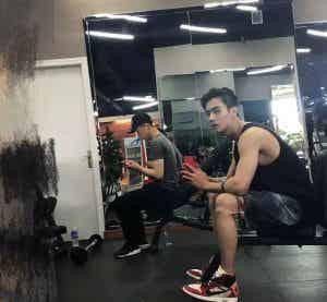 许凯穿贴身短裤睡觉暴露实力，难怪于正要力捧他！-潮男潮北