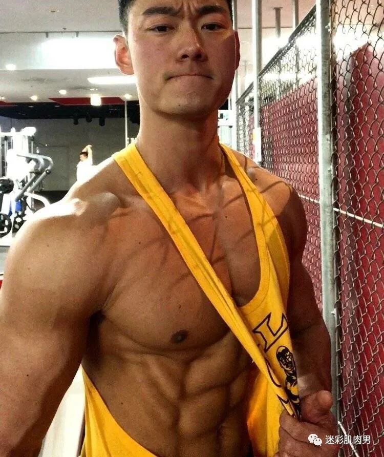 船上穿太短的腹肌男空挡?大长腿看的不淡定! 船上穿太短的腹肌男空挡?大长腿看的不淡定!