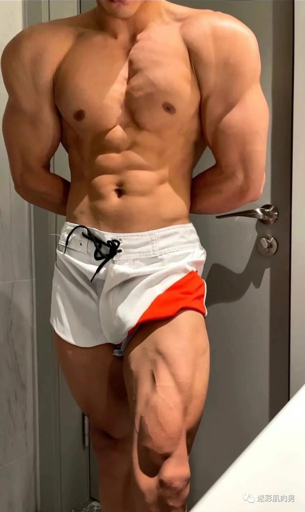 船上穿太短的腹肌男空挡?大长腿看的不淡定! 船上穿太短的腹肌男空挡?大长腿看的不淡定!