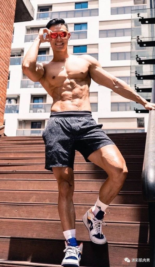 船上穿太短的腹肌男空挡?大长腿看的不淡定! 船上穿太短的腹肌男空挡?大长腿看的不淡定!