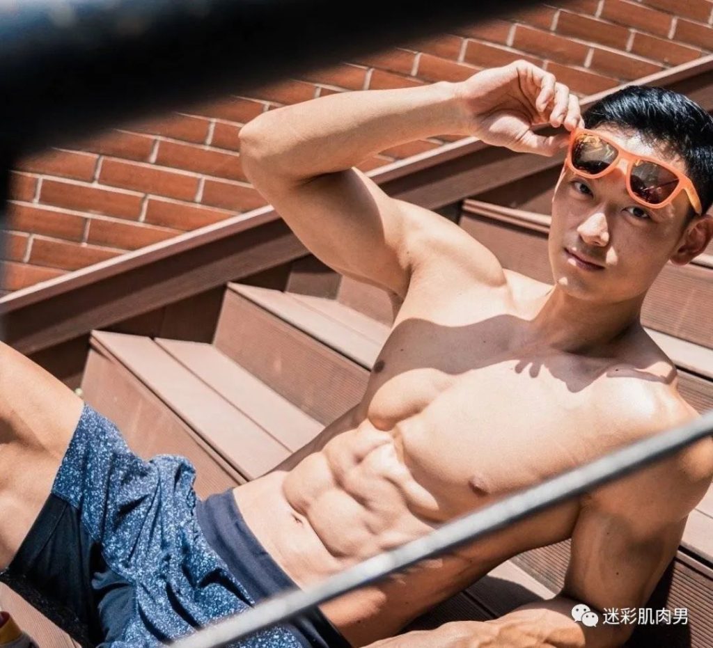 船上穿太短的腹肌男空挡?大长腿看的不淡定! 船上穿太短的腹肌男空挡?大长腿看的不淡定!