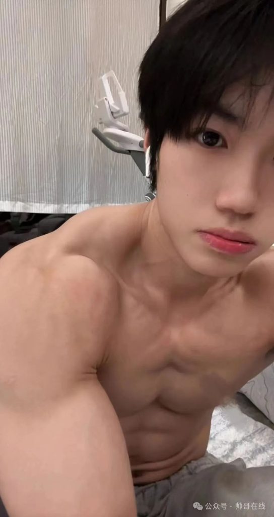 夜练暴汗的肌肉体育生帅弟弟,汗水淋漓的身子也太杀我了! 夜练暴汗的肌肉体育生帅弟弟,汗水淋漓的身子也太杀我了!