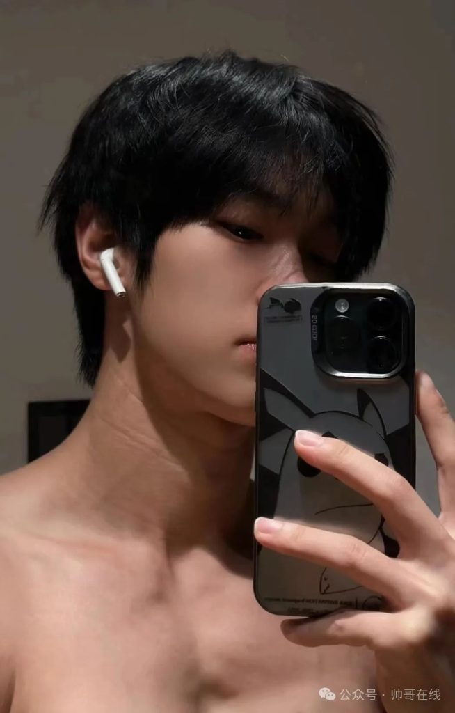 夜练暴汗的肌肉体育生帅弟弟,汗水淋漓的身子也太杀我了! 夜练暴汗的肌肉体育生帅弟弟,汗水淋漓的身子也太杀我了!