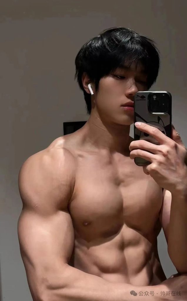 夜练暴汗的肌肉体育生帅弟弟,汗水淋漓的身子也太杀我了! 夜练暴汗的肌肉体育生帅弟弟,汗水淋漓的身子也太杀我了!