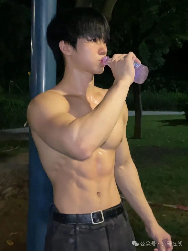 夜练暴汗的肌肉体育生帅弟弟,汗水淋漓的身子也太杀我了! 夜练暴汗的肌肉体育生帅弟弟,汗水淋漓的身子也太杀我了!