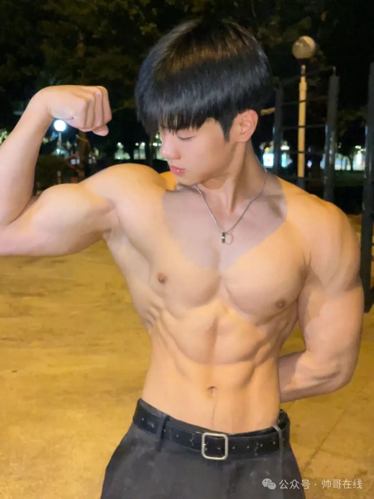 夜练暴汗的肌肉体育生帅弟弟,汗水淋漓的身子也太杀我了! 夜练暴汗的肌肉体育生帅弟弟,汗水淋漓的身子也太杀我了!