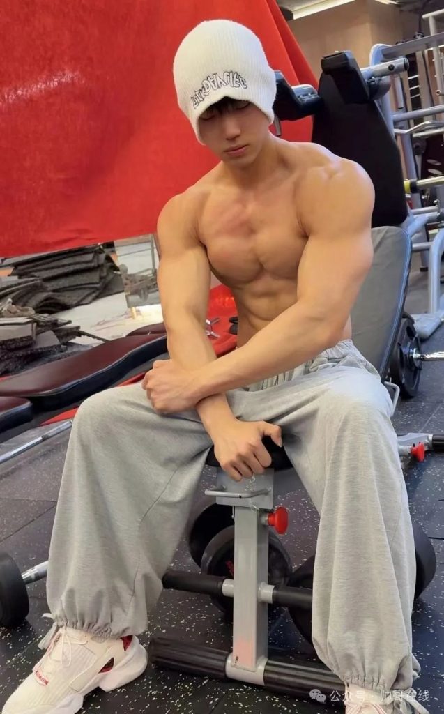 夜练暴汗的肌肉体育生帅弟弟,汗水淋漓的身子也太杀我了! 夜练暴汗的肌肉体育生帅弟弟,汗水淋漓的身子也太杀我了!