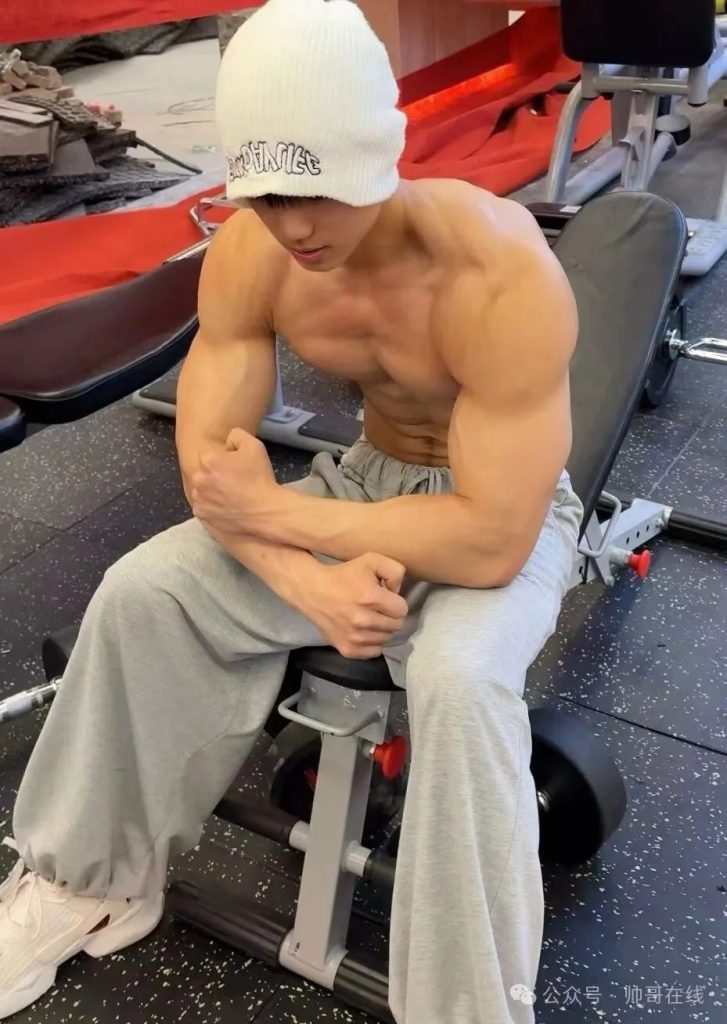 夜练暴汗的肌肉体育生帅弟弟,汗水淋漓的身子也太杀我了! 夜练暴汗的肌肉体育生帅弟弟,汗水淋漓的身子也太杀我了!