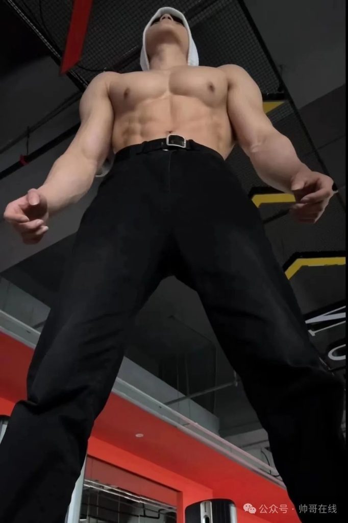 夜练暴汗的肌肉体育生帅弟弟,汗水淋漓的身子也太杀我了! 夜练暴汗的肌肉体育生帅弟弟,汗水淋漓的身子也太杀我了!