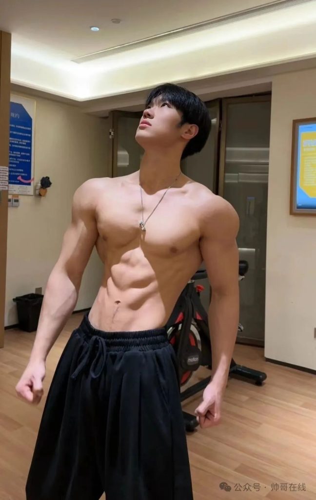 夜练暴汗的肌肉体育生帅弟弟,汗水淋漓的身子也太杀我了! 夜练暴汗的肌肉体育生帅弟弟,汗水淋漓的身子也太杀我了!