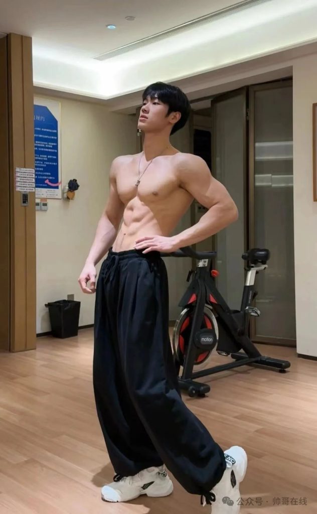 夜练暴汗的肌肉体育生帅弟弟,汗水淋漓的身子也太杀我了! 夜练暴汗的肌肉体育生帅弟弟,汗水淋漓的身子也太杀我了!