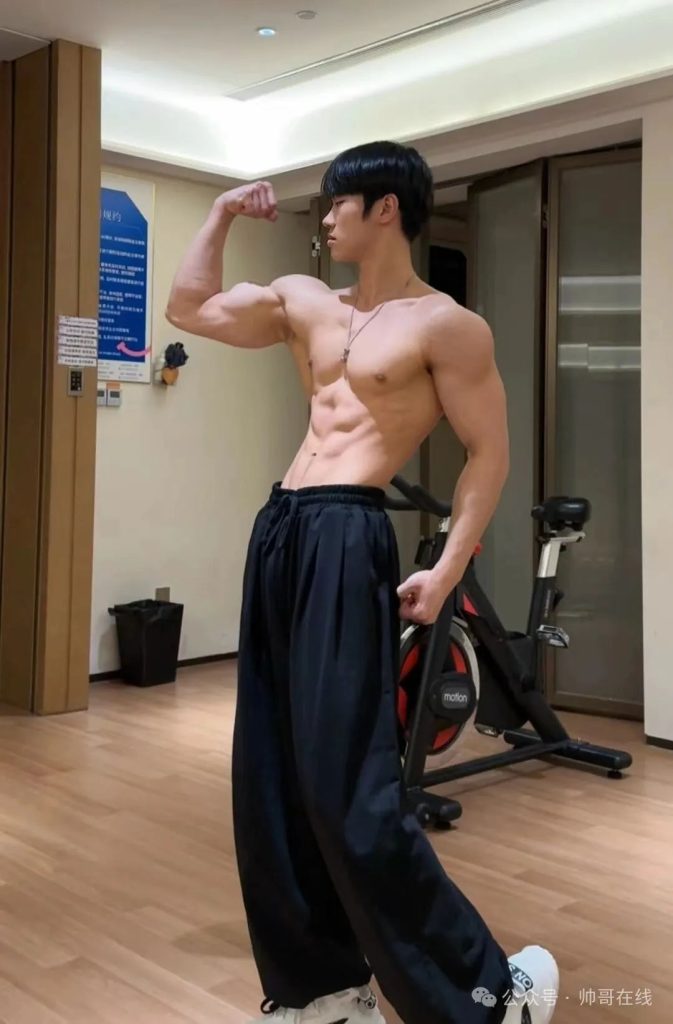 夜练暴汗的肌肉体育生帅弟弟,汗水淋漓的身子也太杀我了! 夜练暴汗的肌肉体育生帅弟弟,汗水淋漓的身子也太杀我了!