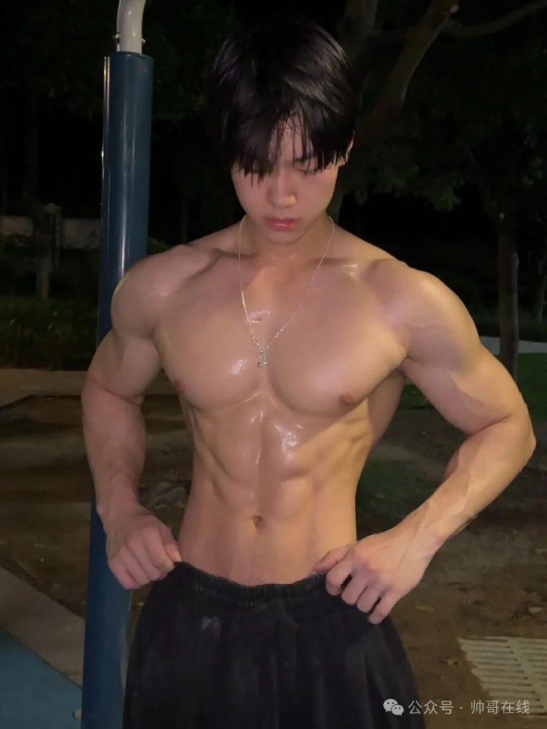 夜练暴汗的肌肉体育生帅弟弟,汗水淋漓的身子也太杀我了! 夜练暴汗的肌肉体育生帅弟弟,汗水淋漓的身子也太杀我了!