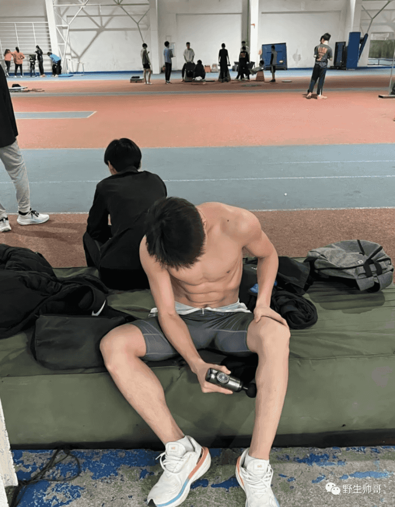 操场 19 岁的东北体育生紧身裤湿透，大长腿藏不住了！