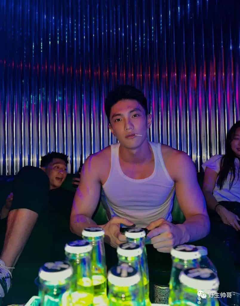 00 后的留学生，不仅玩得开身材也超猛！