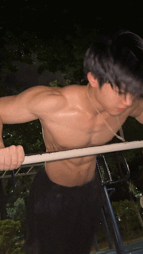 夜练暴汗的肌肉体育生帅弟弟,汗水淋漓的身子也太杀我了! 夜练暴汗的肌肉体育生帅弟弟,汗水淋漓的身子也太杀我了!