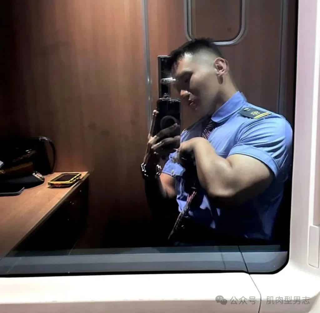 185cm 西安肌肉列车长引发舔屏，网友：我要上车