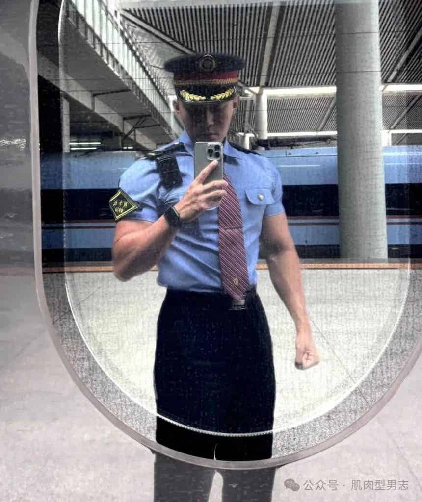 185cm 西安肌肉列车长引发舔屏，网友：我要上车