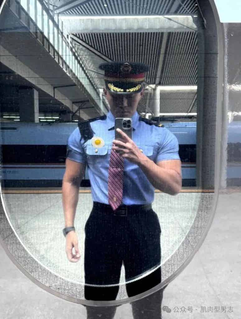 185cm 西安肌肉列车长引发舔屏，网友：我要上车