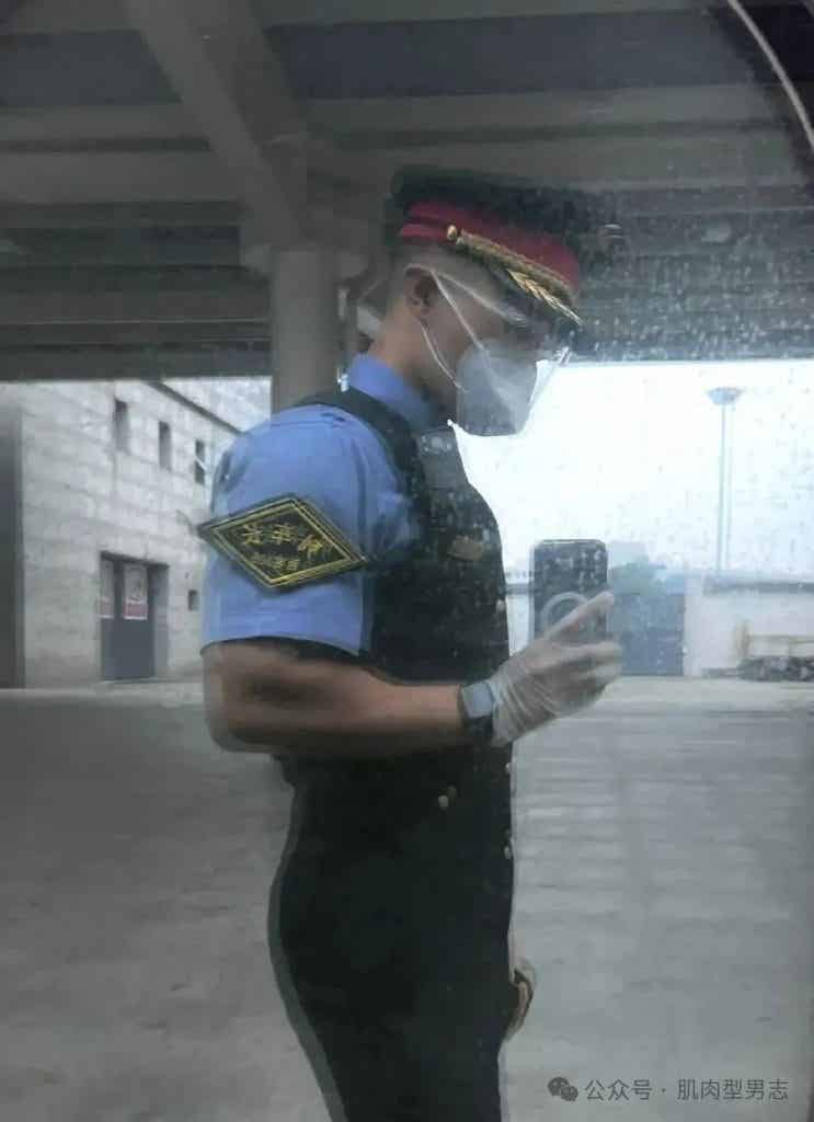 185cm 西安肌肉列车长引发舔屏，网友：我要上车