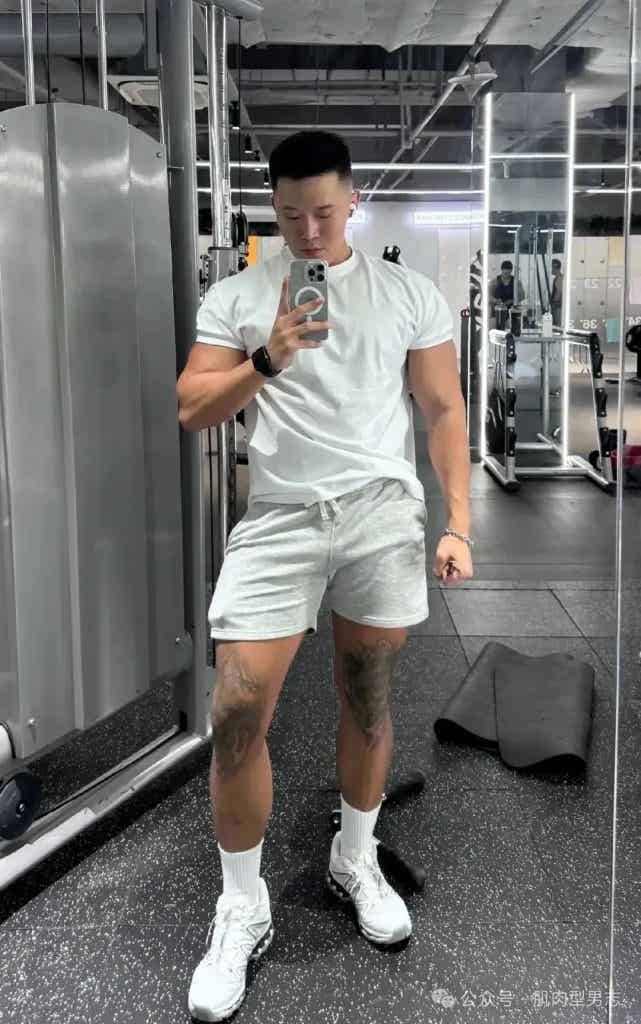 185cm 西安肌肉列车长引发舔屏，网友：我要上车